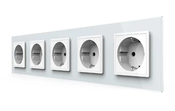 Фото Розетка п'ятимісна із заземленням біле скло Livolo