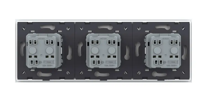 Фото 4 Розетка тройная с заземлением белое стекло Livolo