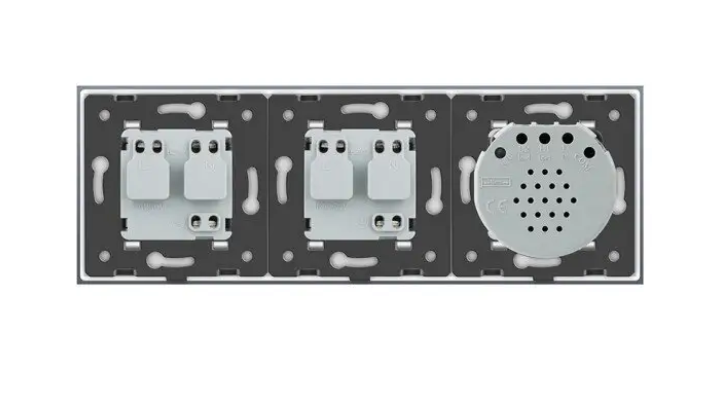 Фото 3 Сенсорный проходной перекрестный выключатель 2 сенсора 2 розетки белое стекло Livolo