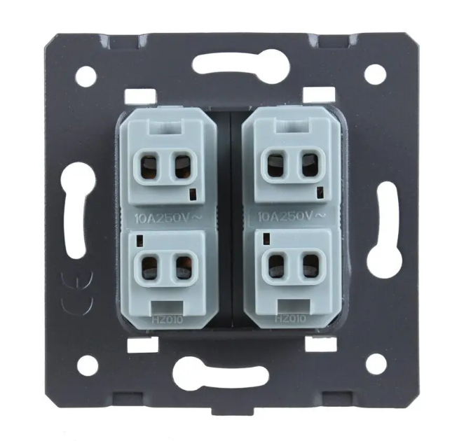 Фото 3 Механизм универсальная двойная розетка 2 стандарта в 1 белый Livolo