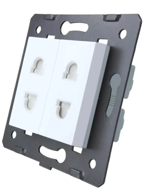 Фото Механизм универсальная двойная розетка 2 стандарта в 1 белый Livolo