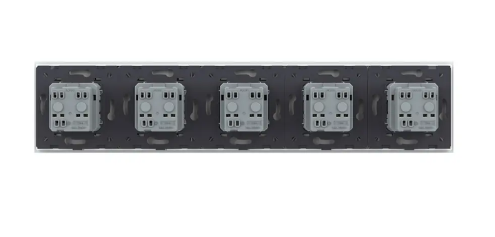 Фото 4 Розетка п'ятимісна із заземленням біле скло Livolo